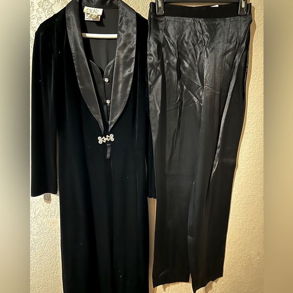 Women’s tux crushed velvet with silk pants in  like new excellent condition - Picture 1 of 5